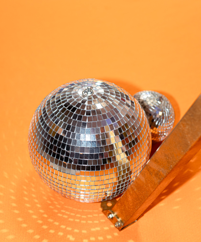 Boule à facettes utilisée comme élément décoratif lors d’un événement, détail scintillant apportant une ambiance festive au décor scénographié.