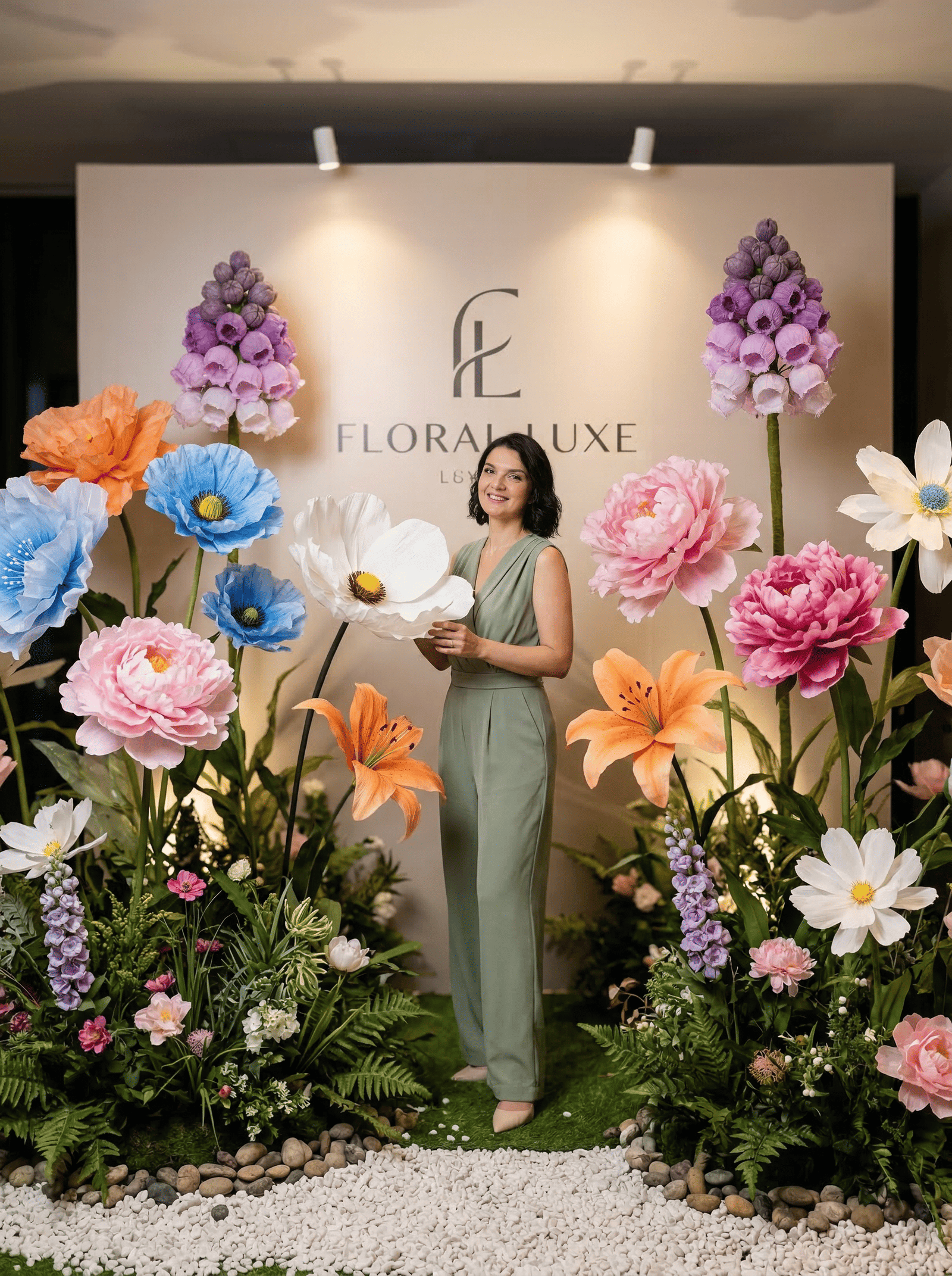 Photocall avec fleurs géantes colorées pour événement professionnel.