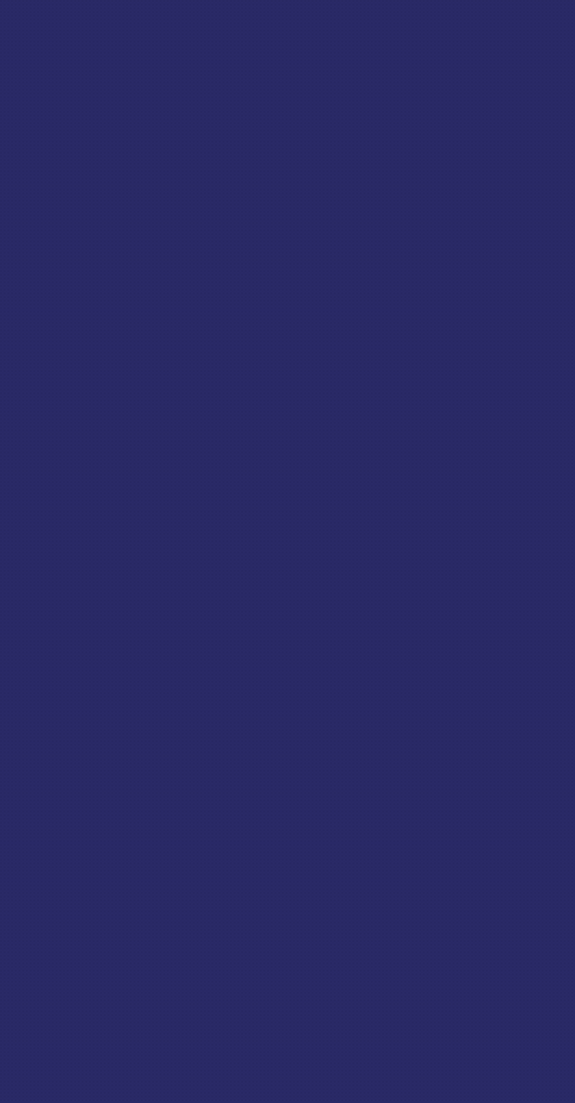 Décor événementiel immersif avec balançoire dorée et mur de fleurs, conçu par Le Grand Décor